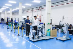 Линия сборки роботов для транспортировки пластин (wafer) в полупроводниковой промышленности на предприятии компании TAZMO Вьетнам (промышленный парк Лонгхау, Тэйнинь). (Фото: ВИА)