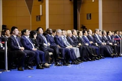 Премьер-министр Фам Минь Тьинь и делегаты присутствуют на открытии 16-го ежегодного совещания новых мировых лидеров ВЭФ (Фото: ВИА)