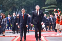 Премьер-министр Ле Минь Хынг встречает Премьер-министра Словакии Роберта Фицо. (Фото: ВИА)