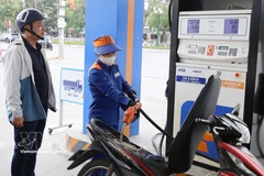 Покупатели приобретают бензин на автозаправочной станции № 03 (Petrolimex Хынгйен) на улице Куанг Чунг, квартал Чан Хынг Дао, провинция Хынгйен. (Фото: ВИА)