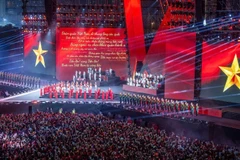 Более 50 000 зрителей собрались на Национальном стадионе «Мидинь», чтобы насладиться программой «Отечество в сердце». (Фото: nhandan.vn)