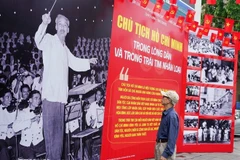 Житель столицы посещает фотовыставку «Президент Хо Ши Мин в сердцах народа и в сердце человечества» в Национальном информационном центре в Ханое (Фото: ВИА).