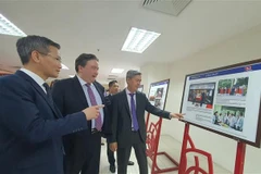 Посол США во Вьетнаме Марк Кнаппер и заместитель министра внутренних дел Као Хюй посетили выставку документов «30 лет дипломатических отношений между Вьетнамом и США». (Фото: ВИА).