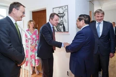 Премьер-министр Вьетнама Фам Минь Тьинь и его супруга посетили семью покойного премьер-министра Швеции Улофа Пальме. (Фото: ВИА)