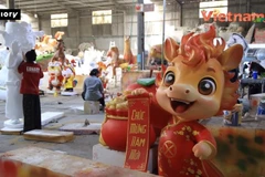 Символические фигуры лошадей и атмосфера подготовки к празднику Тэт 2026 во Вьетнаме