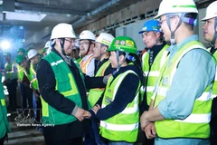 Премьер-министр Фам Минь Тьинь посетил и поздравил с Тэтом подразделения, участвующие в строительстве проекта линии городского метрополитена № 3 на участке Ньон — станция Ханой. (Фото: ВИА)