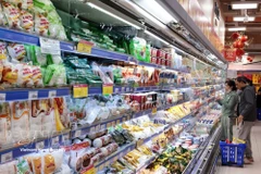 Покупатели выбирают товары в супермаркете Coopmart Nguyen Trai в Ханое. (Фото: ВИА)