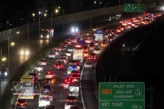 Транспортные средства с трудом продвигались плотным потоком на участке в конце скоростной магистрали Фапван — Каузе в направлении центра столицы вечером 21 февраля (снимок сделан в 22:00). (Фото: ВИА)