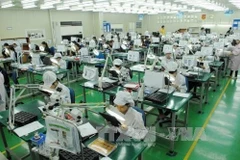 Линия по производству электронных компонентов на предприятии Flexcom Vietnam Co., Ltd. в промышленном парке Йенфонг, провинция Бакнинь. (Фото: ВИA)