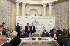 Профессор, академик Тьау Ван Минь с почётом принял высокое звание из рук профессора, академика Геннадия Красникова, президента Российской академии наук, Героя Труда России. (Фото: ВИА).