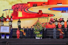 Член Политбюро, секретарь Центрального комитета КПВ, председатель Центральной контрольно-ревизионной комиссии Чан Ши Тхань и заместитель Премьер-министра Май Ван Тьинь поздравляют провинцию Бакнинь. (Фото: ВИА)