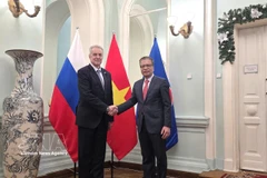 Посол Данг Минь Кхой фотографируется на память с председателем Комитета по внешним связям Санкт-Петербурга Евгением Григорьевым. (Фото: ВИА)