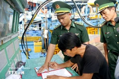 Офицеры Пограничного поста инструктируют рыбаков по подписанию обязательства о недопущении ННН-промысла. (Фото: ВИА)