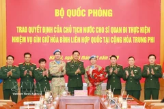 Делегаты на церемонии вручения решения подполковнику Нгуен Хоанг Лонгу (четвёртый справа). (Фото: ВИА).