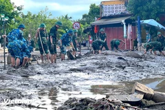 С раннего утра сотни военнослужащих были мобилизованы армией для очистки от ила и грязи в районе древнего города Хойан, города Дананг. (Фото: Vietnam+)