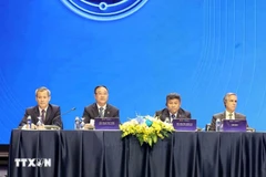 Президиум председательствует на пленарном заседании. (Фото: ВИА)