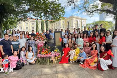 Вьетнамская община в Сингапуре возлагает цветы к памятнику Президенту Хо Ши Мину в Музее азиатских цивилизаций Сингапура по случаю 80-летия Августовской революции и Национального дня 2 сентября. (Фото: ВИА)