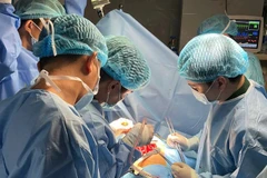 Врачи и медицинский персонал Военного госпиталя № 175 проводят операцию пациенту на острове Чыонгша. (Фото: предоставлено госпиталем).