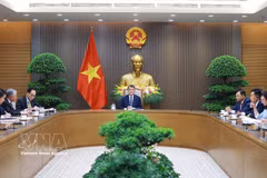 Премьер-министр Ле Минь Хынг проводит телефонный разговор с Премьер-министром Новой Зеландии Кристофером Лаксоном. (Фото: ВИА).