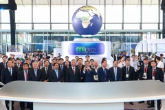 Товарищ Ле Мань Хунг, секретарь партийной организации и председатель Совета членов Petrovietnam, представил Генеральному секретарю То Ламу, Премьер-министру Фам Минь Тьиню и руководителям партии и государства достижения Petrovietnam в области науки и технологий. (Фото: Petrovietnam)