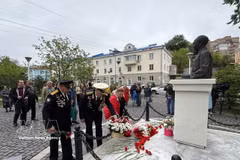 Представители Общества дружбы с Вьетнамом в Приморье возлагают цветы в память о Президенте Хо Ши Мине. (Фото: ВИА).