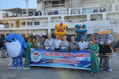 27 марта 2026 года Департамент культуры, спорта и туризма провинции Зялай организовал приём многочисленных туристов с международного круизного судна NOBLE CALEDONIA – ISLAND SKY, прибывшего в порт Куйнён. (Фото: ВИА)