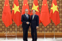 Министр иностранных дел Ле Хоай Чунг встречает министра иностранных дел Китая Ван И. (Фото: ВИА).