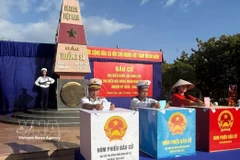 Избиратели специальной зоны Чыонгша принимают участие в голосовании на выборах депутатов Национального собрания XVI созыва и депутатов Народных советов всех уровней на срок 2026–2031 годов. (Фото: ВИА)