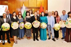 Посол Нгуен Тхи Минь Нгует сфотографировалась на память с болгарскими журналистами. (Фото: ВИА)