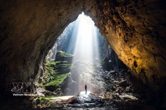 Солнечный свет проникает в «Глаз динозавра» во время приключенческого тура по пещере Шондонг.(Фото: ВИА)