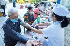 С 2026 года каждый житель города Хошимина будет поэтапно проходить периодический медицинский осмотр или скрининговое обследование не реже одного раза в год. (фото: ВИА)