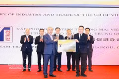 Представители вьетнамской стороны и провинции Хайнань (Китай) сделали общее фото на церемонии открытия. (Фото: ВИА)