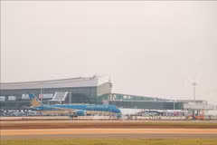 Широкофюзеляжный самолёт Boeing 787-9 авиакомпании Vietnam Airlines выполняет технический рейс из аэропорта Таншоннят в аэропорт Лонгтхань. (Фото: ВИА)