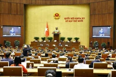 Министр финансов Нгуен Ван Тханг дал разъяснения и прояснил ряд вопросов, поднятых депутатами Национального собрания. (Фото: ВИА).