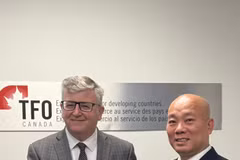 Руководители делегаций Vietrade и TFO Canada обмениваются памятными подарками после дискуссионной сессии. (Фото: ВИА).
