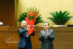 Председатель Национального собрания Чан Тхань Ман от имени руководства Партии и государства, а также депутатов Национального собрания XVI созыва вручил цветы, поздравив Генерального секретаря, Президента государства То Лама. (Фото: ВИА)