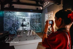 Посетители осматривают выставку «Каменная история хранит память», выполненную в традиционном формате с применением цифровых технологических решений (Фото: ВИА)