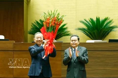 Председатель Национального собрания Чан Тхань Ман от имени руководства Партии и государства, а также депутатов Национального собрания XVI созыва вручил цветы, поздравив Генерального секретаря, Президента государства То Лама. (Фото: ВИА)