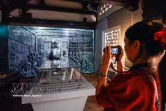 Посетители осматривают выставку «Каменная история хранит память», выполненную в традиционном формате с применением цифровых технологических решений (Фото: ВИА)