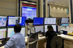 Синоптик анализирует данные в системе Smartmet для подготовки прогнозных бюллетеней и ранних предупреждений о стихийных бедствиях в Национальном центре гидрометеорологического прогнозирования. (Фото: nhandan.vn)