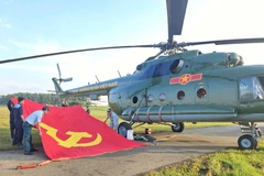 Вертолёт Ми-171 несёт флаг перед строевым тренировочным полётом. (Фото: ВИA).