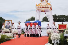 Гроб с телом товарища Сайсомфона Пхомвихана, члена Политбюро, Председателя Национальной ассамблеи Лаоса, доставляют к месту проведения церемонии прощания. Фото: ВИА.