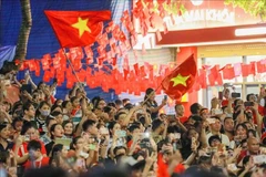 Жители столицы приветствуют колонны на улице Чангтиен во время государственной предварительной репетиции парада и шествия, посвящённого мероприятию A80. (Фото: ВИА)