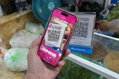 Гражданин осуществляет перевод средств через приложение Momo на смартфоне. (Фото: ВИА)