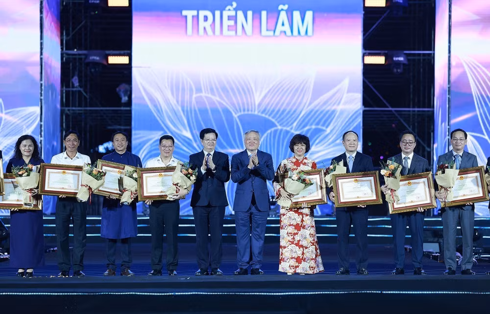 4-vna-potal-thu-tuong-du-le-be-mac-trien-lam-thanh-tuu-dat-nuoc-80-nam-hanh-trinh-doc-lap-tu-do-hanh-phuc-8276769.jpg
