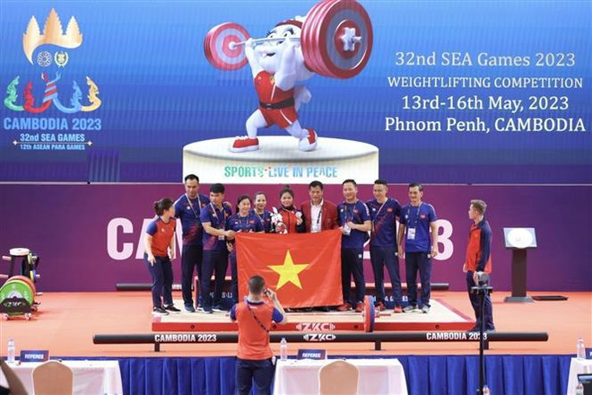 SEA Games 32: еще одна золотая медаль для Вьетнамского фехтования - Тяжелая атлетика и киберспорт приносят больше медалей ảnh 1 SEA Games 32: еще одна золотая медаль для Вьетнамского фехтования - Тяжелая атлетика и киберспорт приносят больше медалей ảnh 1