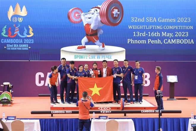 SEA Games 32: еще одна золотая медаль для Вьетнамского фехтования - Тяжелая атлетика и киберспорт приносят больше медалей ảnh 1