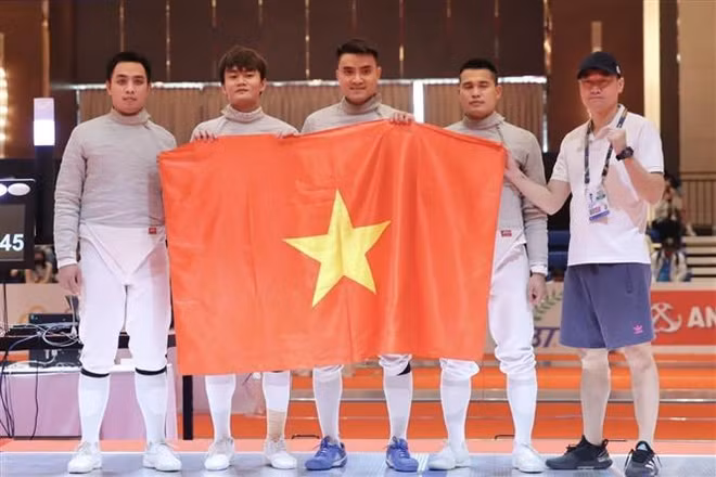 SEA Games 32: еще одна золотая медаль для Вьетнамского фехтования - Тяжелая атлетика и киберспорт приносят больше медалей ảnh 2