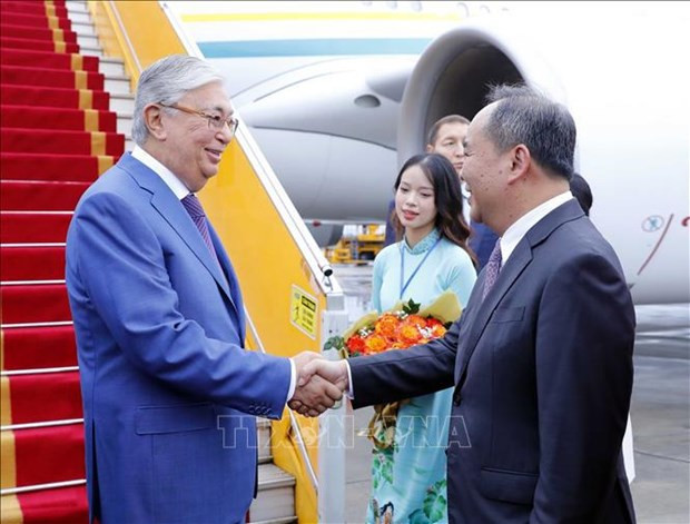 Президент Казахстана прибыл в Ханой, начав официальный визит во Вьетнам ảnh 1 Президент Казахстана прибыл в Ханой, начав официальный визит во Вьетнам ảnh 1