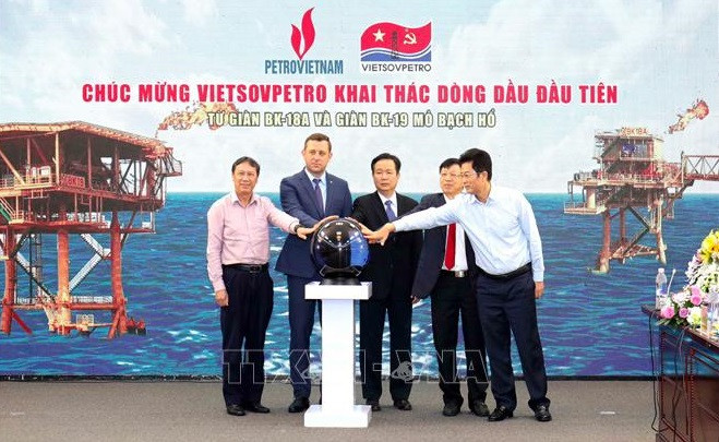 Компания «Вьетсовпетро» получила первую нефть с буровых установок БК-18А и БК-19 ảnh 2 Компания «Вьетсовпетро» получила первую нефть с буровых установок БК-18А и БК-19 ảnh 2